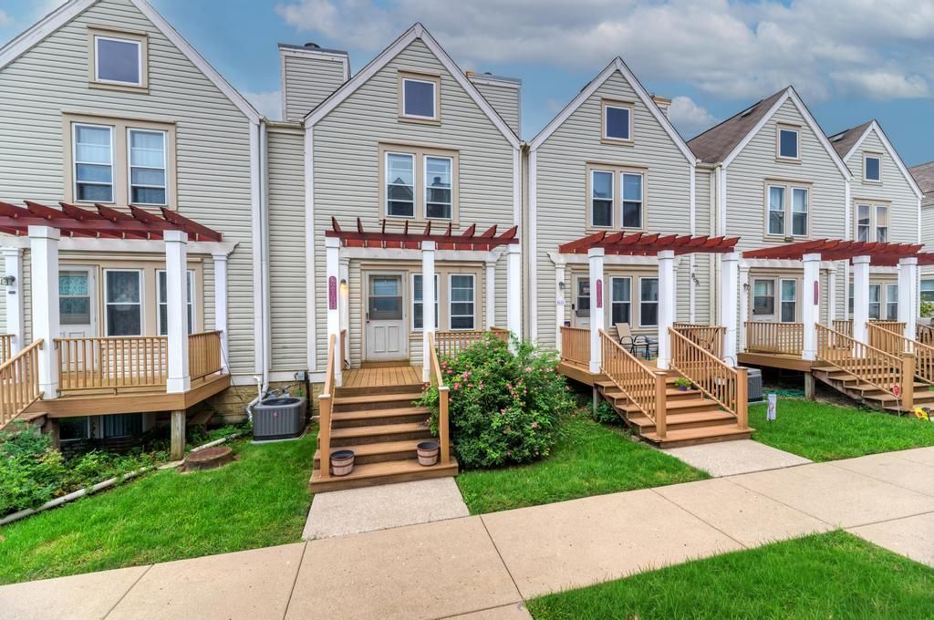 219 N Walnut Street, Unit H, Bensenville, IL 60106 Main Photo