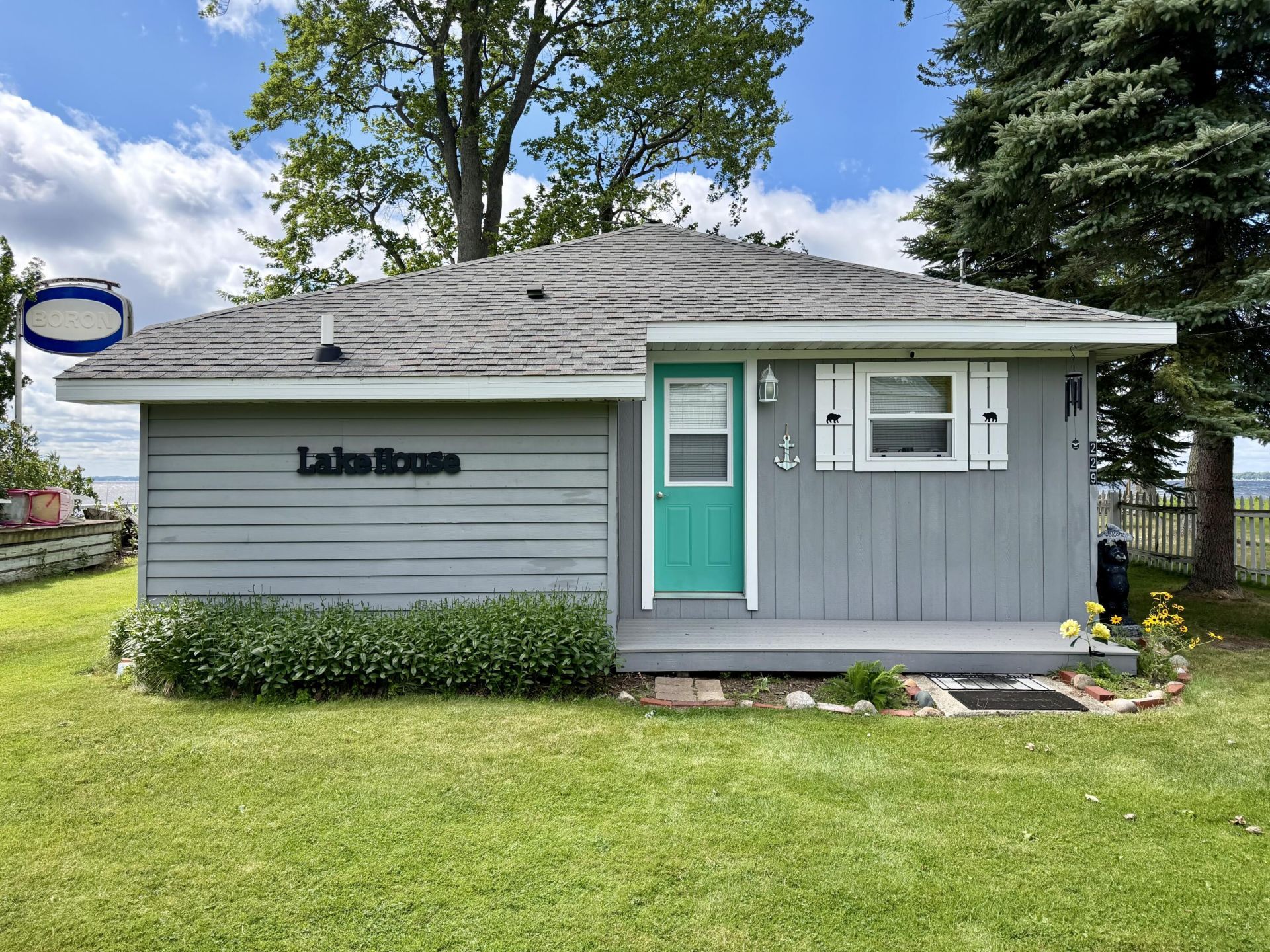 229 Lakeview Avenue, Houghton Lake, MI 48629 Main Photo