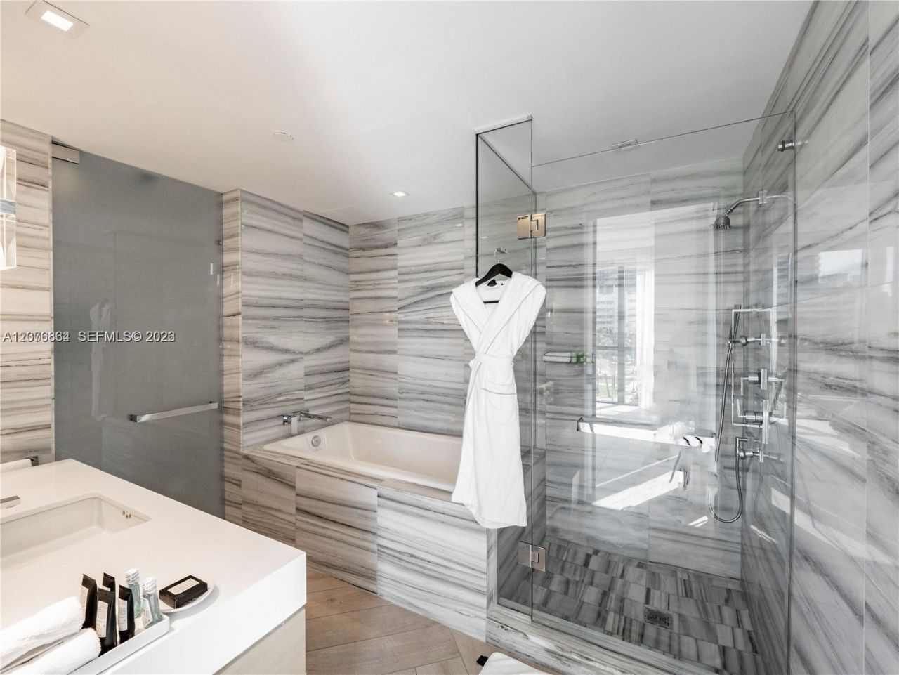 2201 Collins Ave , Unit 428, Miami Beach, FL 33139 Photo