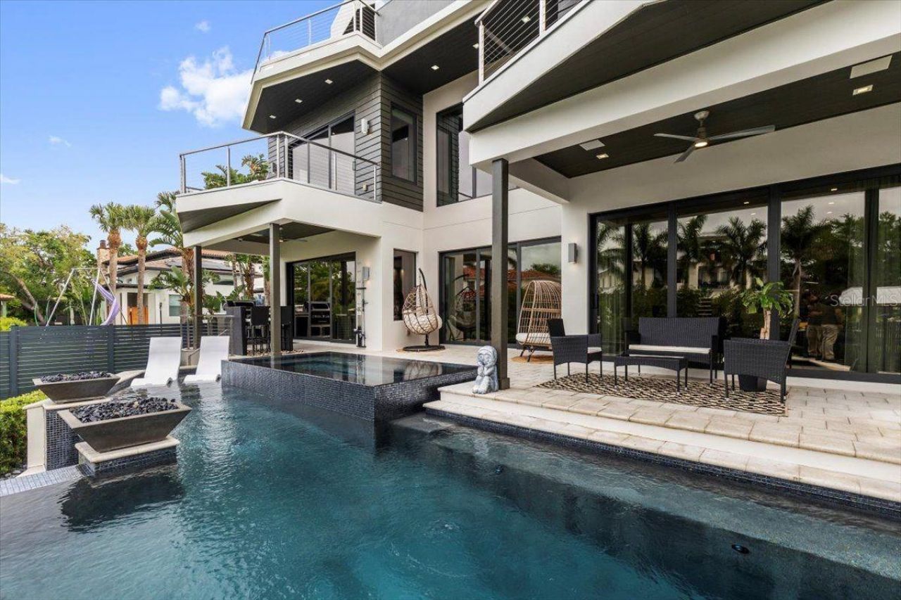 5131 W Neptune Way, Tampa, FL 33609 Photo