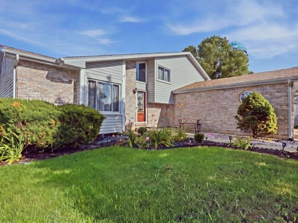 2010 WATERTOWER Place , Crest Hill, IL 60403