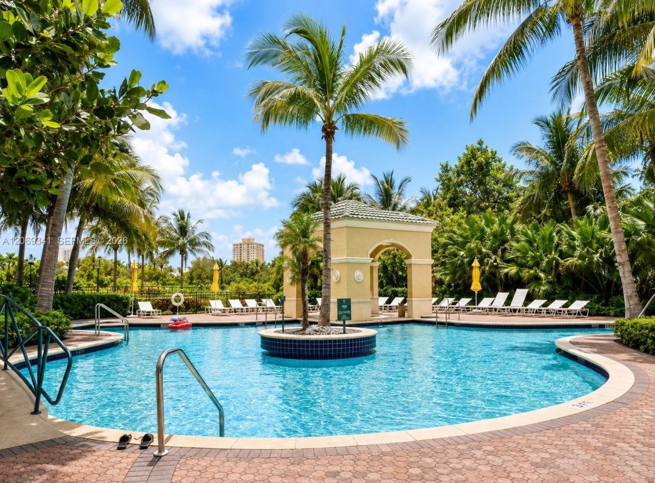 19501 W Country Club Dr , Unit 210, Aventura, FL 33180 Photo
