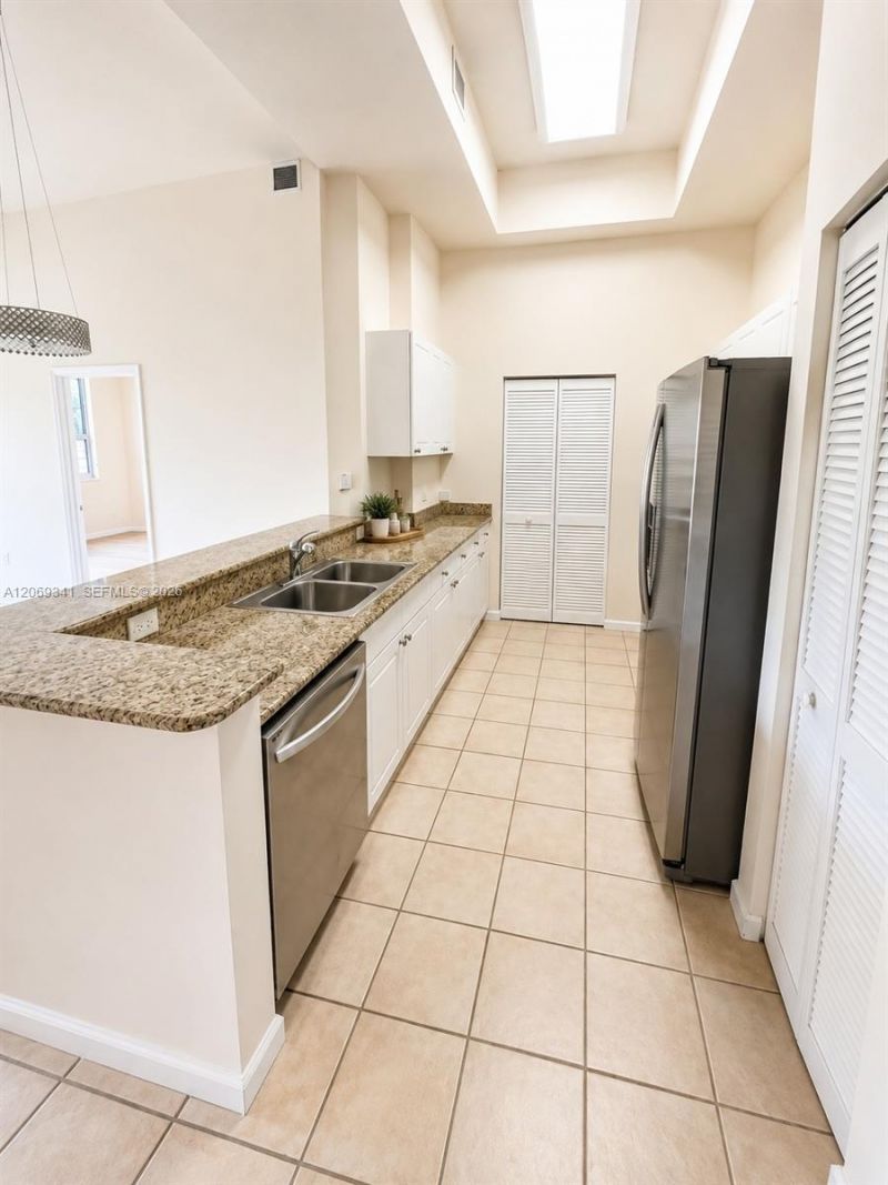 19501 W Country Club Dr , Unit 210, Aventura, FL 33180 Photo