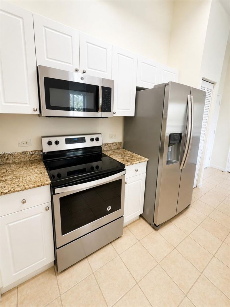 19501 W Country Club Dr , Unit 210, Aventura, FL 33180 Photo
