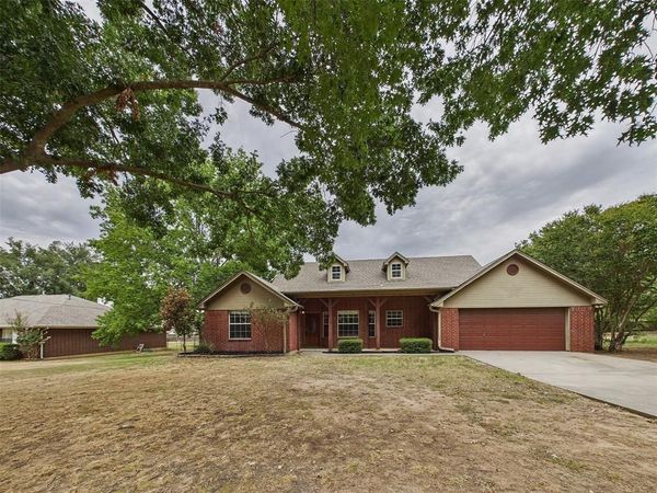 616 W Walcott Street, Pilot Point, TX 76258