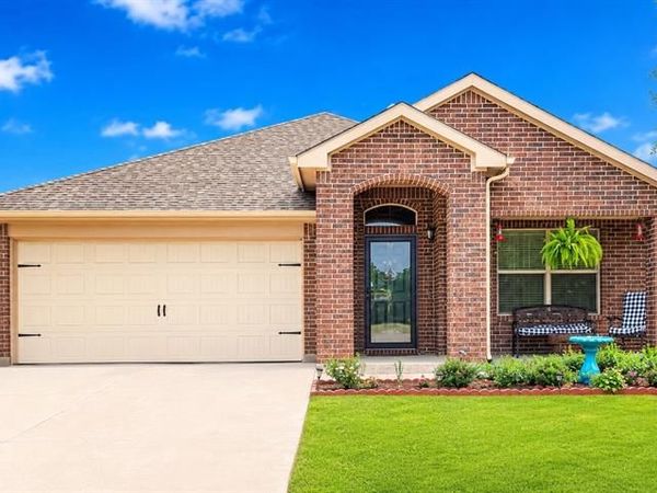 127 Creekview Drive, Azle, TX 76020