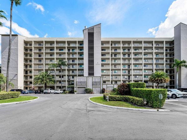 2205 S CYPRESS BEND Drive, Unit 302, Pompano Beach, FL 33069