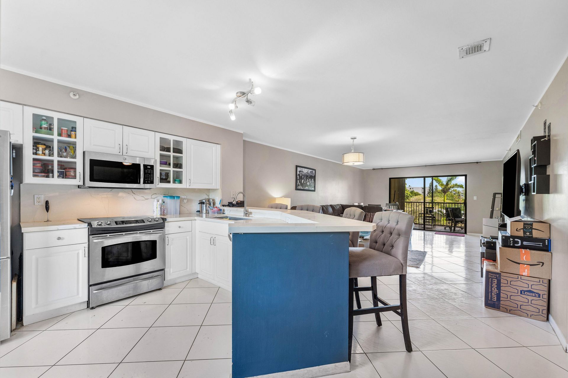 2205 S Cypress Bend Drive, Unit 302, Pompano Beach, FL 33069 Photo