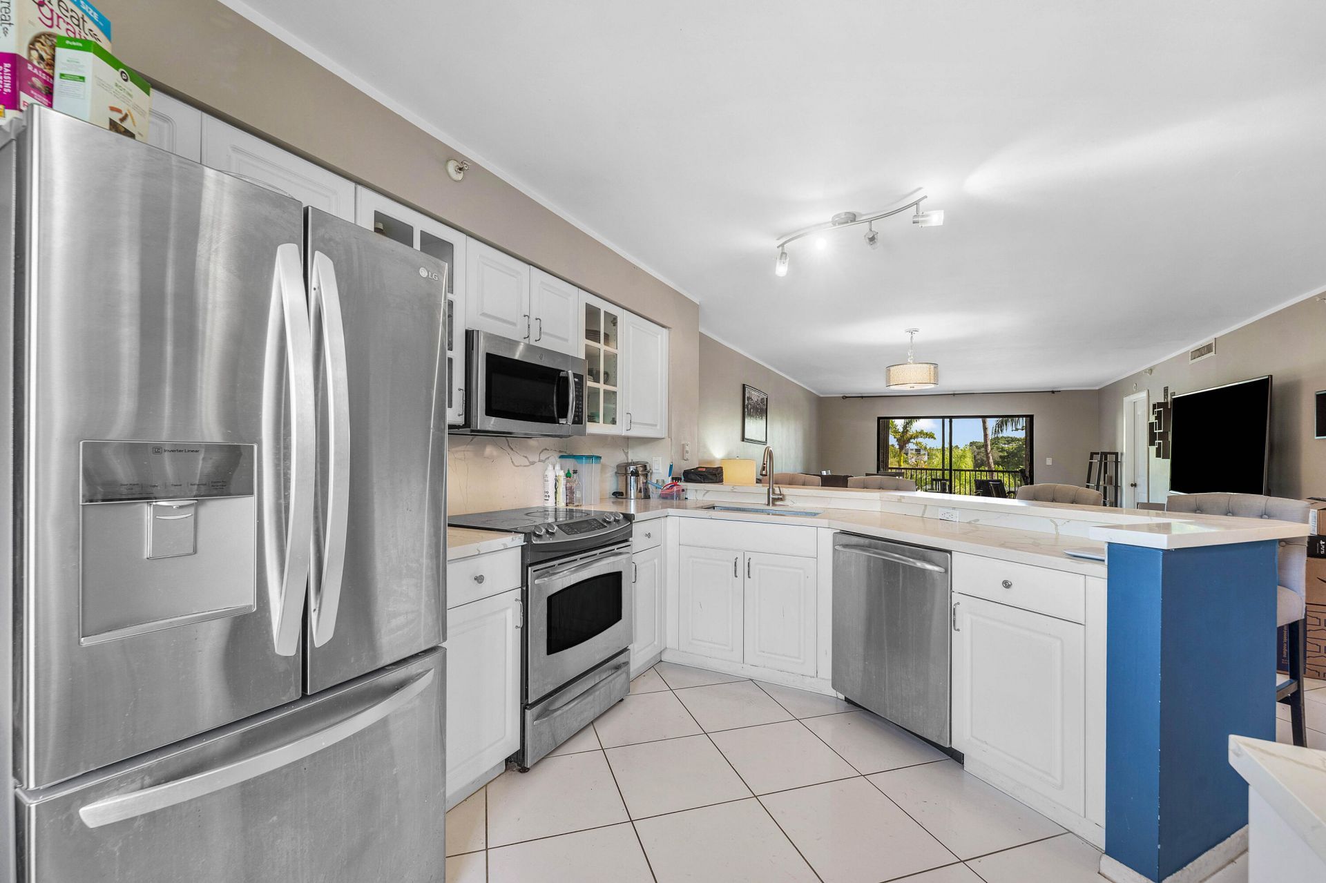 2205 S Cypress Bend Drive, Unit 302, Pompano Beach, FL 33069 Photo