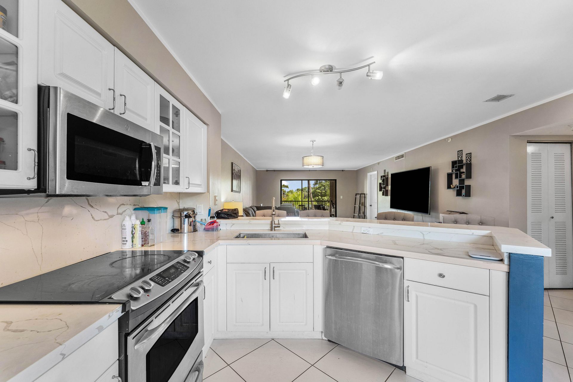 2205 S Cypress Bend Drive, Unit 302, Pompano Beach, FL 33069 Photo