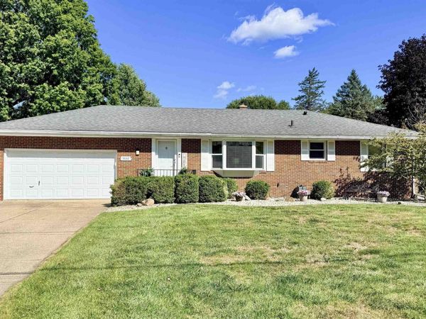 9032 Lawrence Drive, Temperance, MI 48182