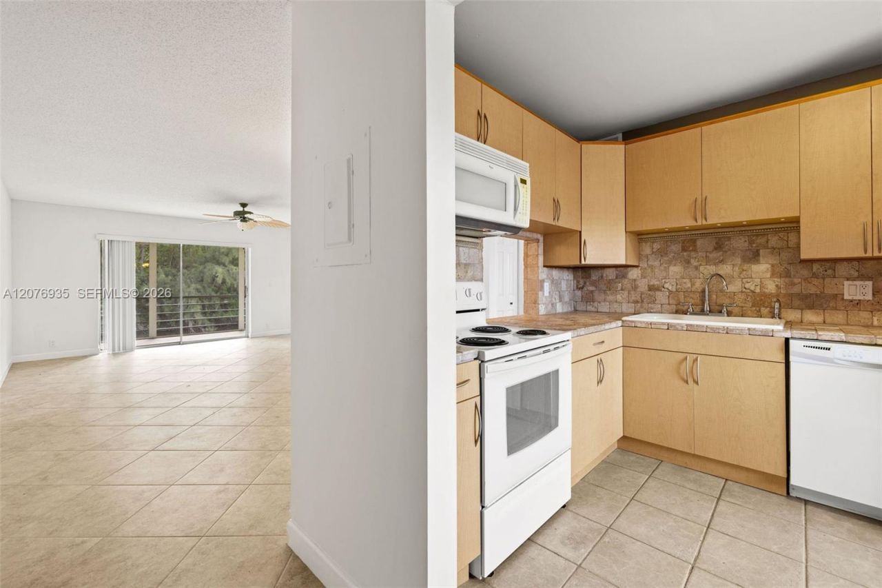 110 Lake Meryl Drive , Unit 216, West Palm Beach, FL 33411 Photo