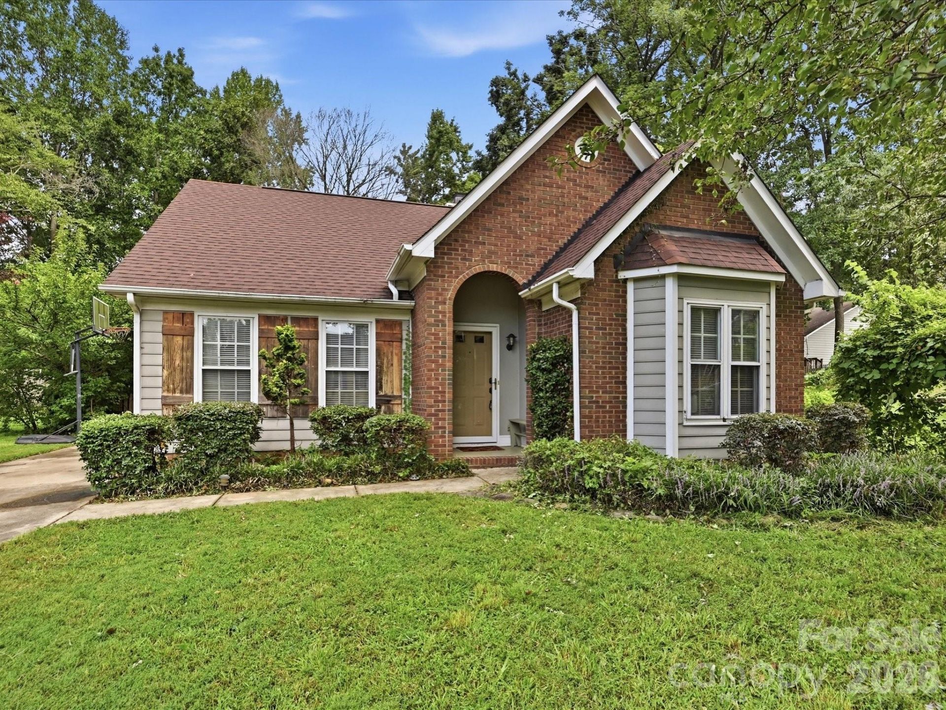 7813 Bridle Court, Charlotte, NC 28216 Main Photo