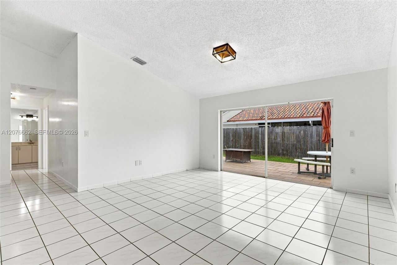 19181 NW 89th Ave , Hialeah, FL 33018 Photo