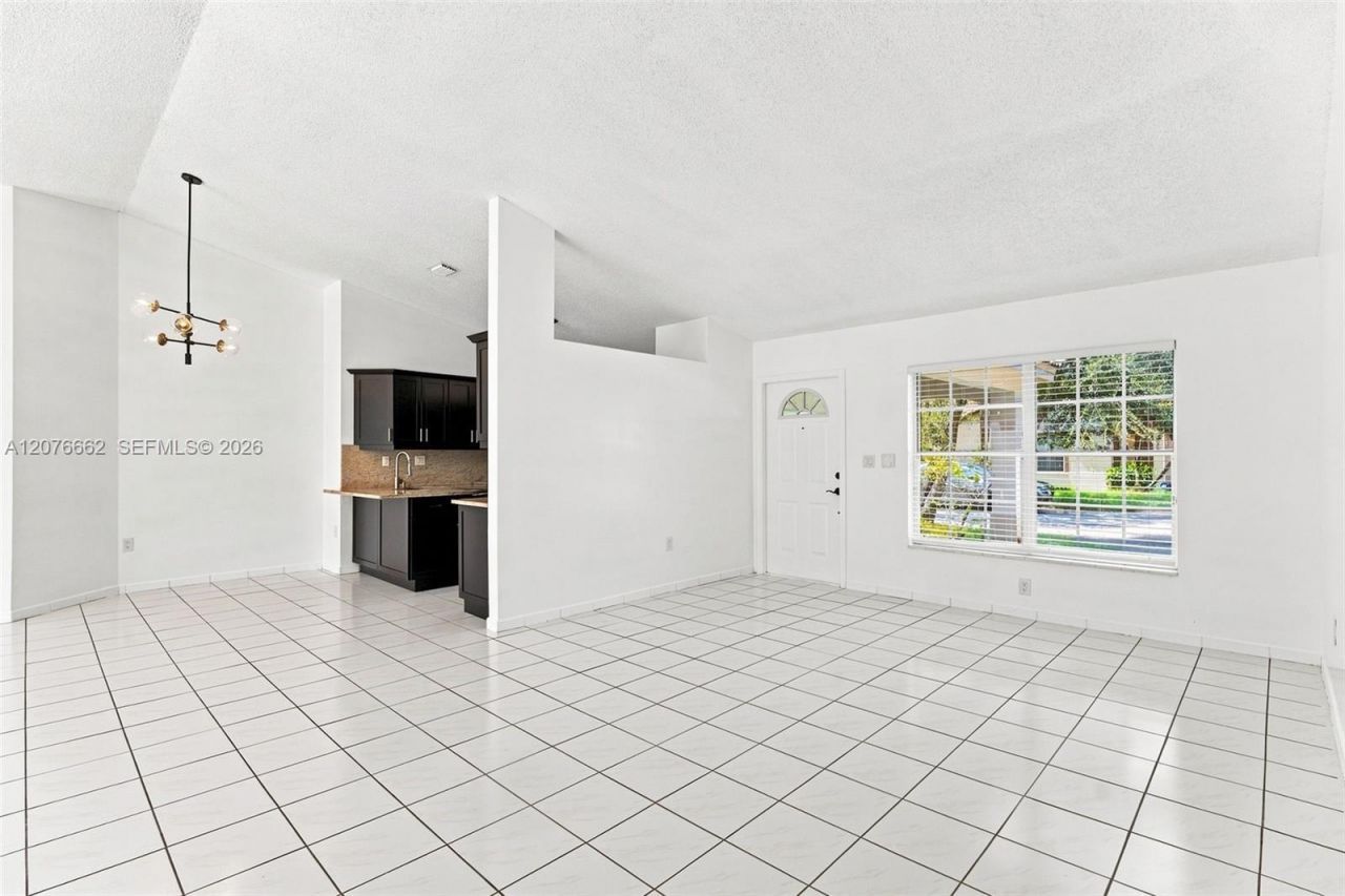 19181 NW 89th Ave , Hialeah, FL 33018 Photo