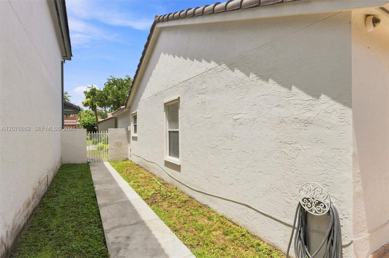 19181 NW 89th Ave , Hialeah, FL 33018 Photo