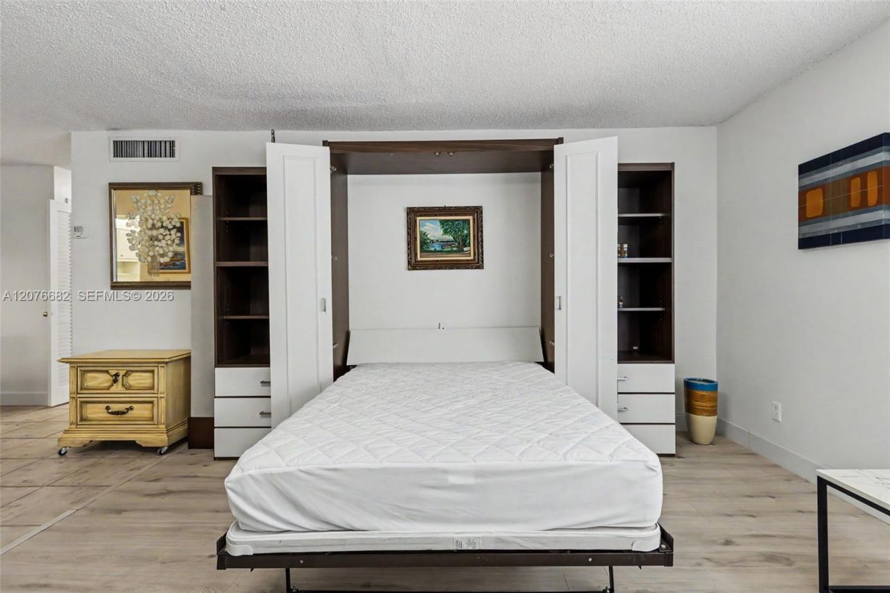 2500 NE 9th St, Unit 111, Fort Lauderdale, FL 33304 Photo