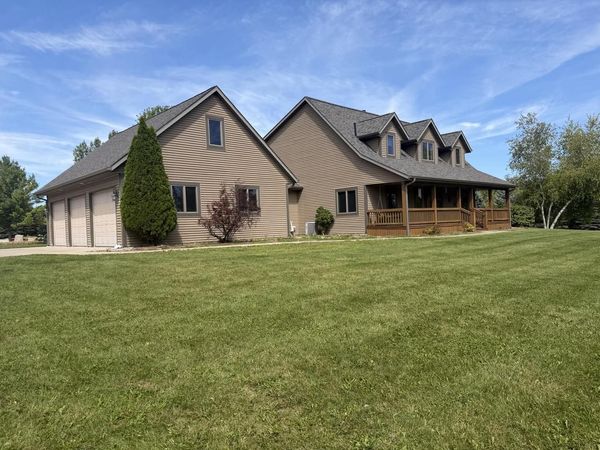 472 River DRIVE, Fredonia, WI 53021
