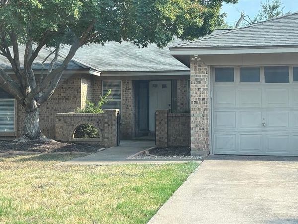 305 Northglen Drive, Hurst, TX 76054