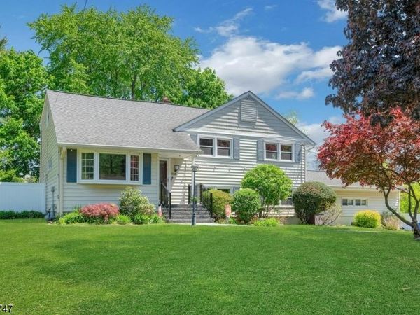 15 Maxine Dr, Morris, NJ 07960