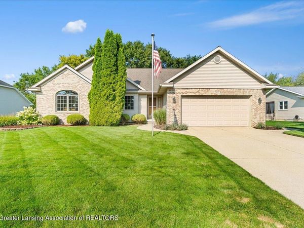 11071 Lochgreen Drive, Lansing, MI 48917