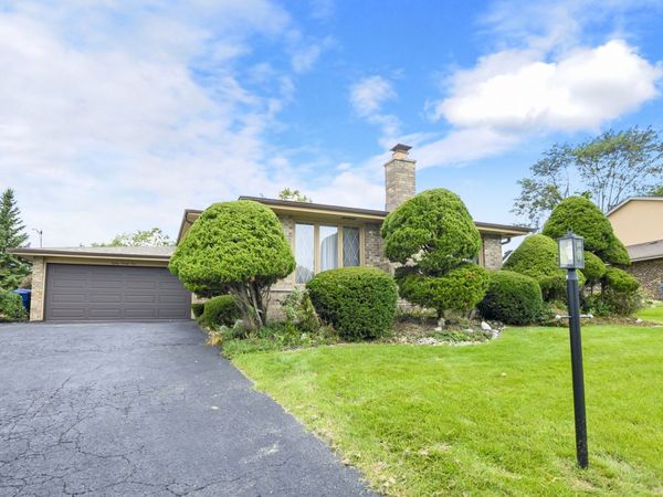8024 Baldwin Trail, Hickory Hills, IL 60457