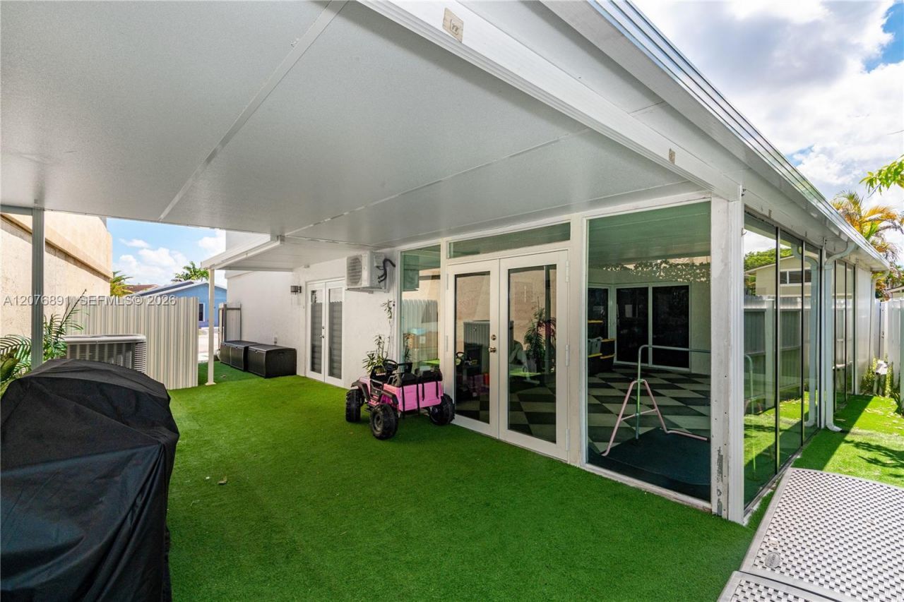 928 NW 106th Ave Cir , Miami, FL 33172 Photo