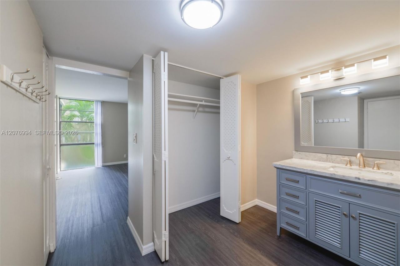 20500 W Country Club Dr , Unit 406, Aventura, FL 33180 Photo