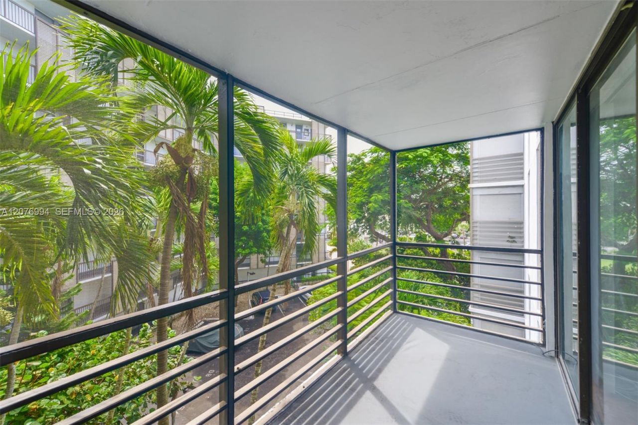 20500 W Country Club Dr , Unit 406, Aventura, FL 33180 Photo