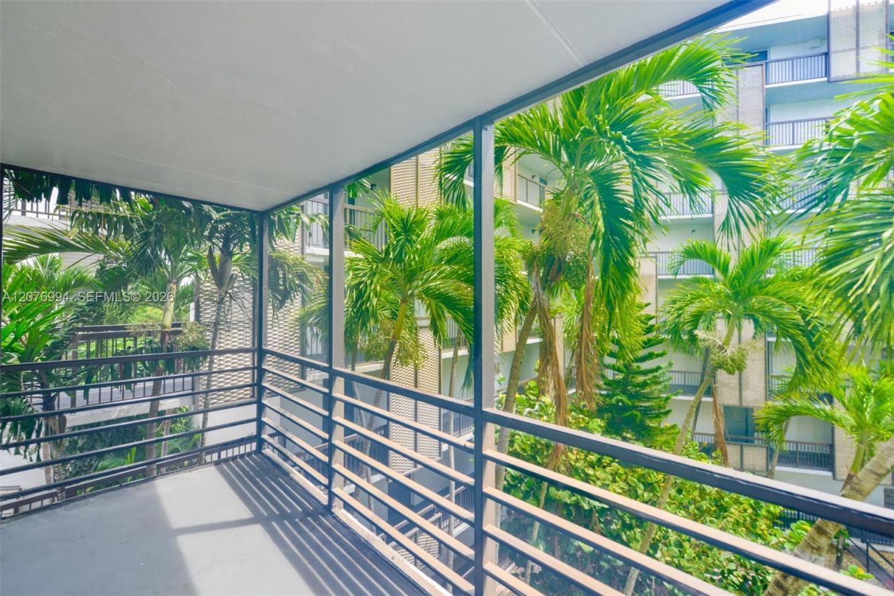 20500 W Country Club Dr , Unit 406, Aventura, FL 33180 Photo