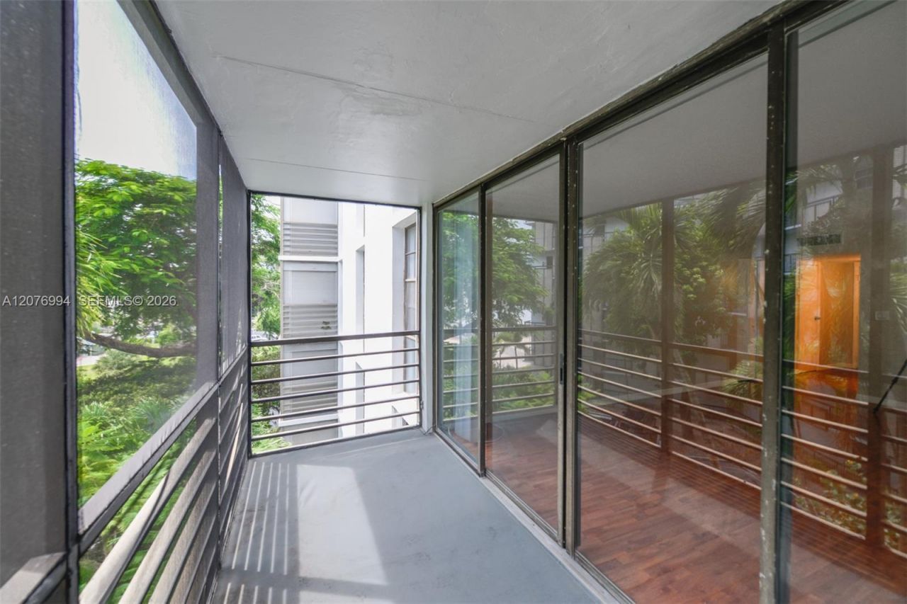 20500 W Country Club Dr , Unit 406, Aventura, FL 33180 Photo