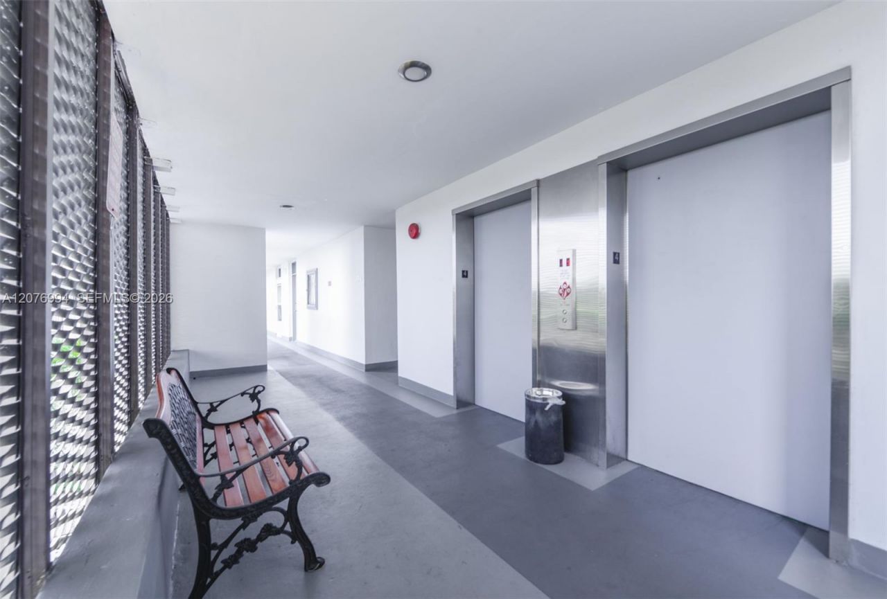 20500 W Country Club Dr , Unit 406, Aventura, FL 33180 Photo