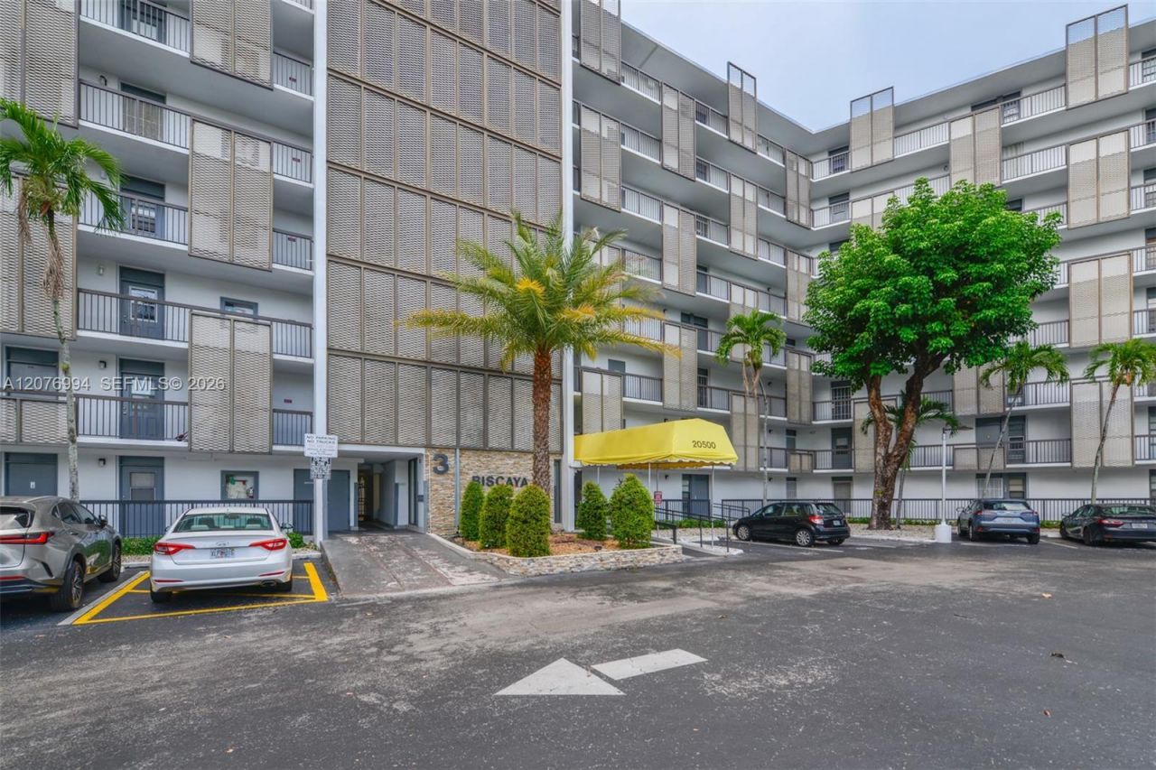 20500 W Country Club Dr , Unit 406, Aventura, FL 33180 Photo