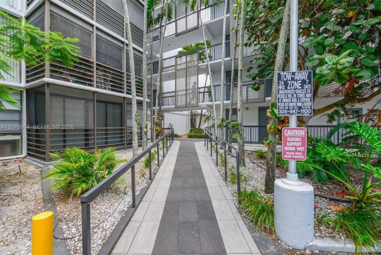 20500 W Country Club Dr , Unit 406, Aventura, FL 33180 Photo