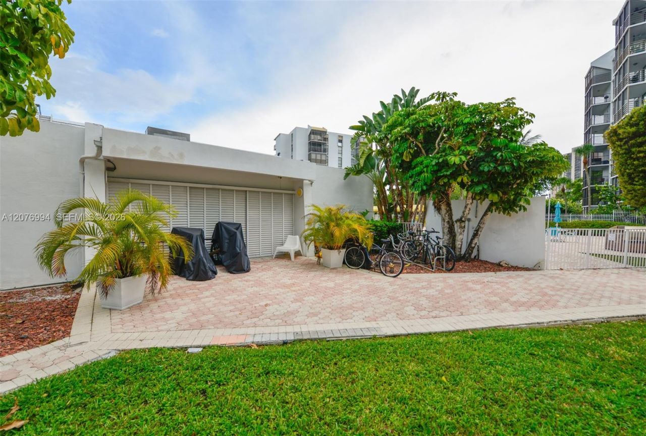 20500 W Country Club Dr , Unit 406, Aventura, FL 33180 Photo