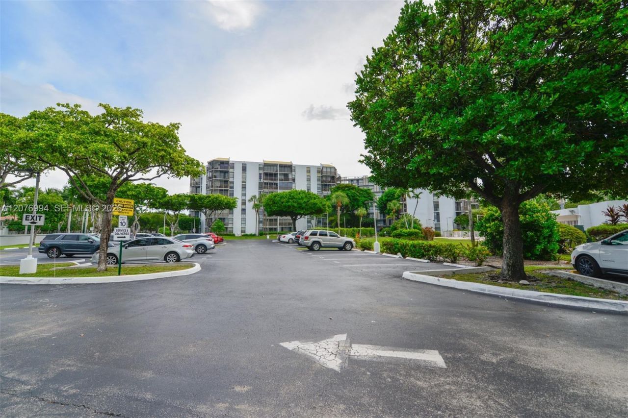 20500 W Country Club Dr , Unit 406, Aventura, FL 33180 Photo