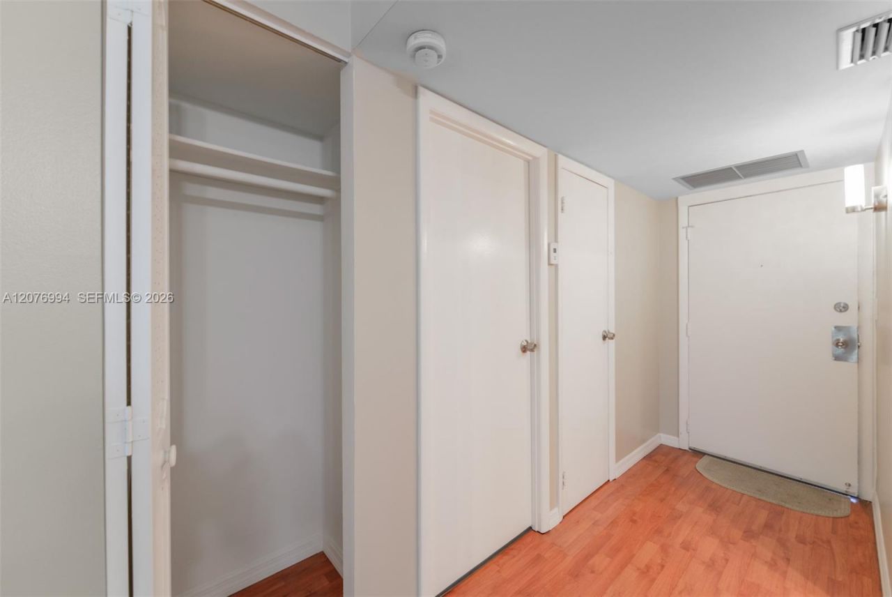 20500 W Country Club Dr , Unit 406, Aventura, FL 33180 Photo