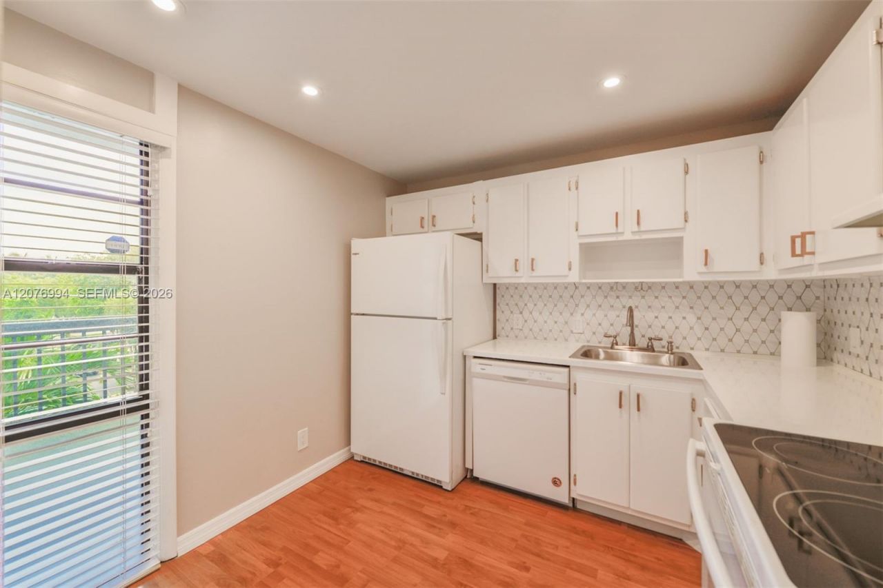 20500 W Country Club Dr , Unit 406, Aventura, FL 33180 Photo
