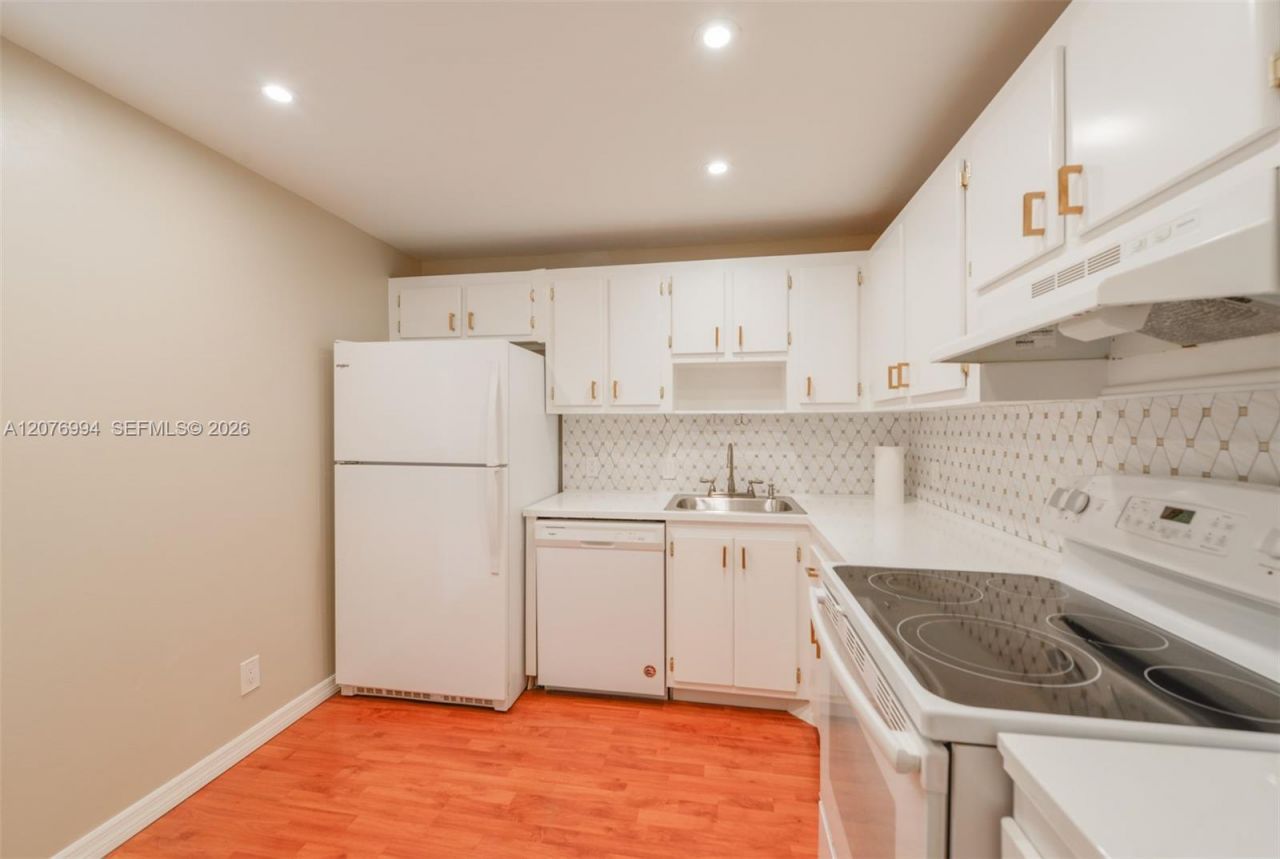 20500 W Country Club Dr , Unit 406, Aventura, FL 33180 Photo