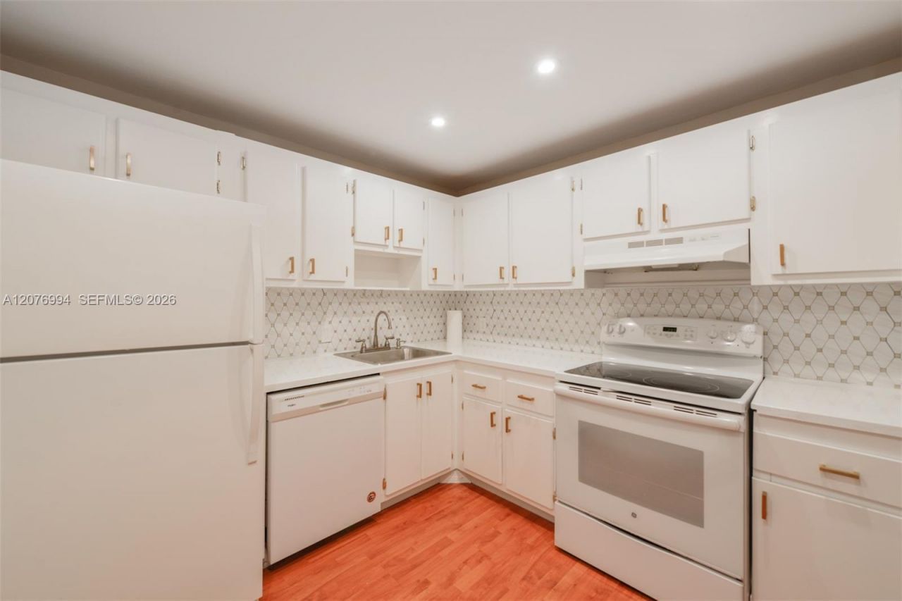 20500 W Country Club Dr , Unit 406, Aventura, FL 33180 Photo