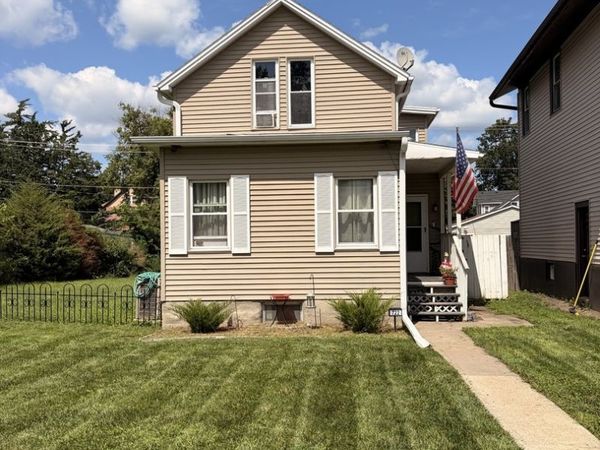 722 6th Avenue S, Clinton, IA 52372