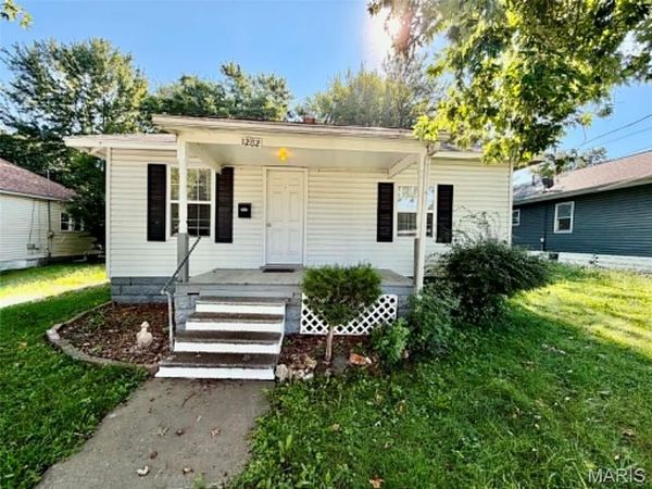 1202 N Madison Street, Litchfield, IL 62056