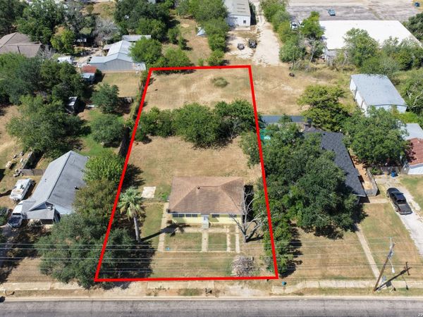 925 4TH ST, Floresville, TX 78114