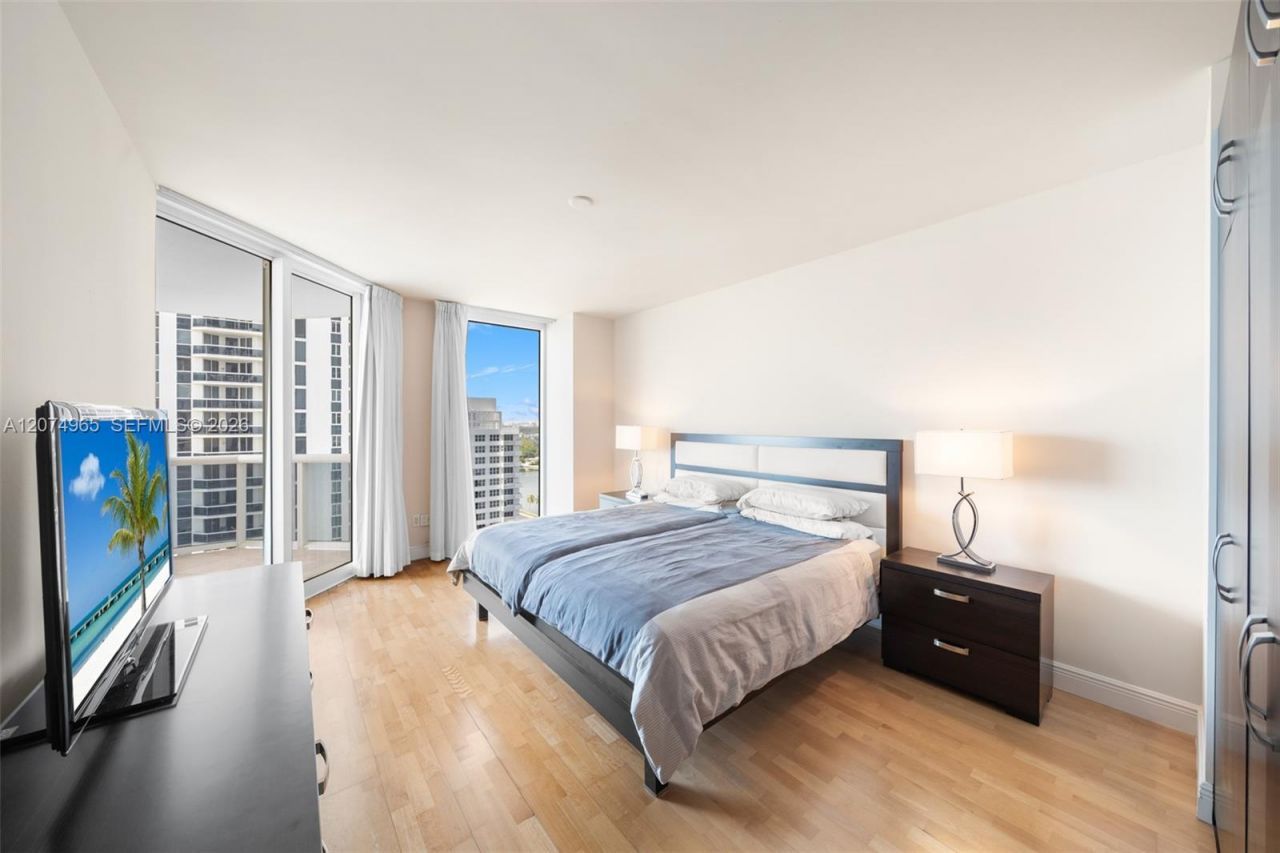 4779 Collins Ave, Unit 1804, Miami Beach, FL 33140 Photo