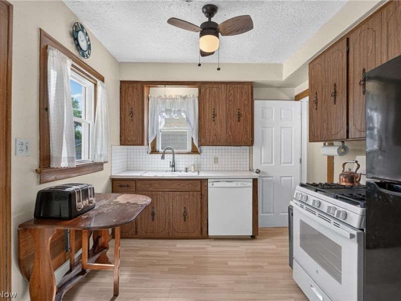 14512 Orchard Park Avenue, Cleveland, OH 44111 Photo 4