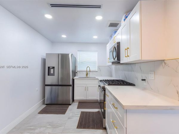 233 W 39th Pl , Hialeah, FL 33012