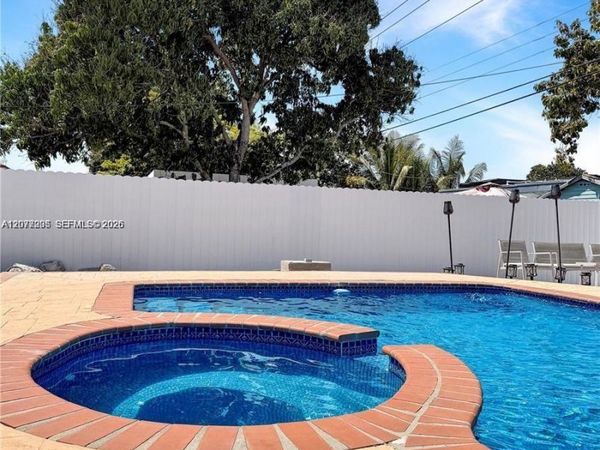 233 W 39th Pl , Hialeah, FL 33012