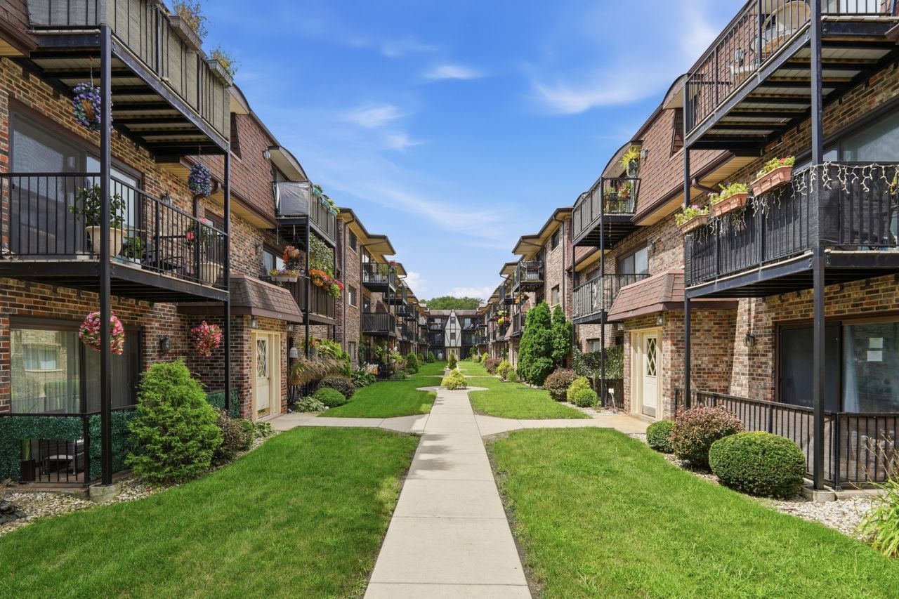 7600 W Lawrence Avenue, Unit 3B, Harwood Heights, IL 60706 Main Photo