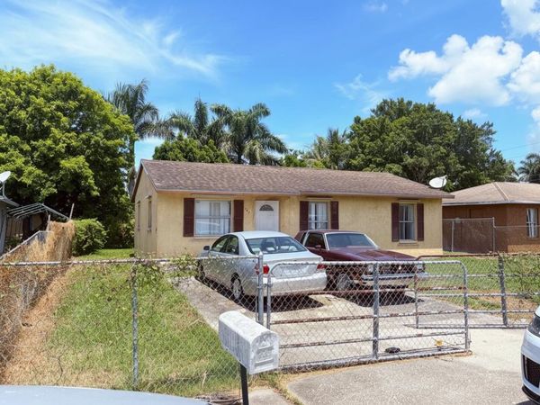 307 Seminole Court, Pahokee, FL 33476