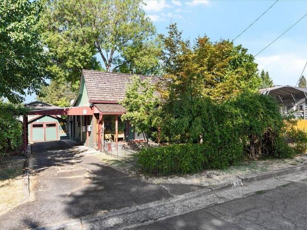438 NE 11th Street, Grants Pass, OR 97526